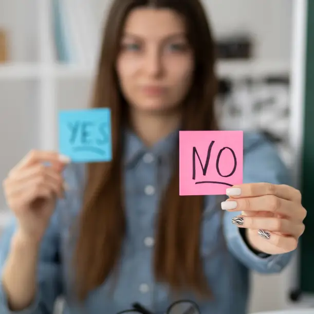 Eine Person die ein "yes" und "no" Kärtchen in die Kamera hält. Dieses Bild steht für die Entscheidung, ob lokales SEO sinnvoll für einen Leser ist
